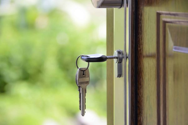 Les critères à prendre en compte pour choisir une serrure sécurisée pour sa porte d'entrée