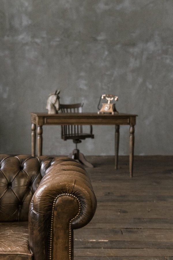 Le canapé Chesterfield en cuir : un classique indémodable pour sublimer votre salon