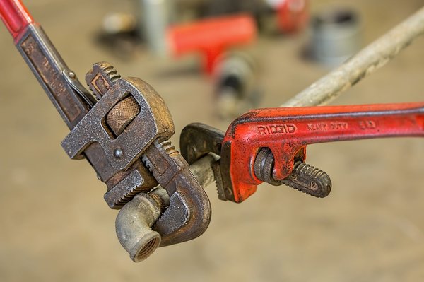 Quelles sont les causes les plus fréquentes des bouchons dans les tuyaux et comment les prévenir ?