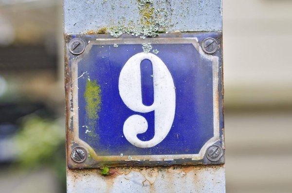 Plaque de numéro de maison : avantages et comment choisir