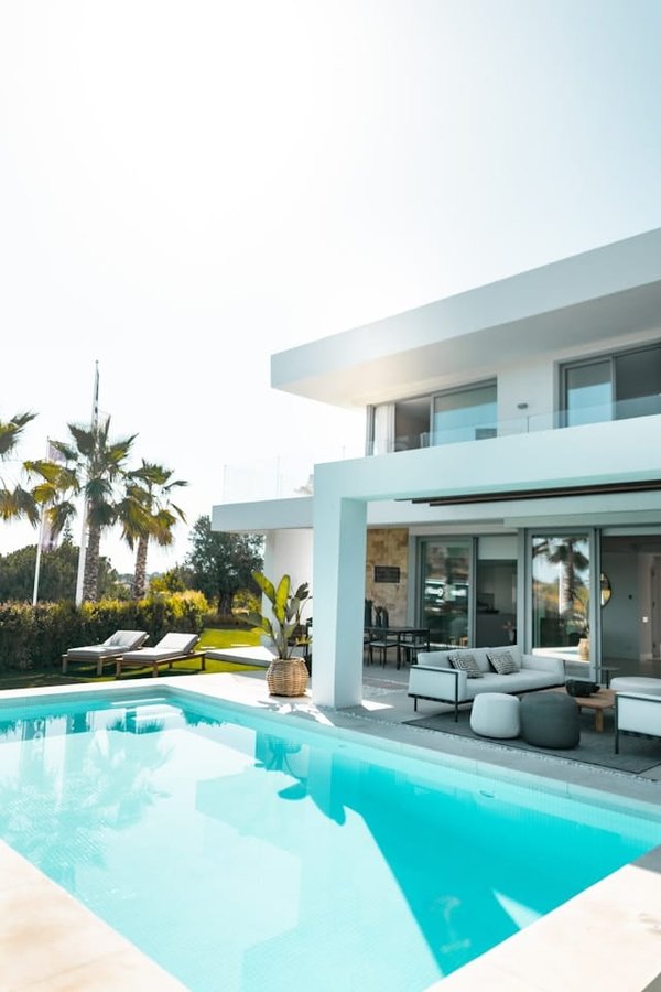 astuces pour protéger votre piscine des intempéries