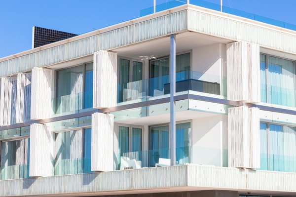 Une maison éclairée avec du verre simple extra clair