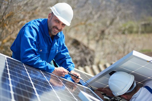 Installateur de panneau solaire à Bordeaux : combien coûte son intervention ?